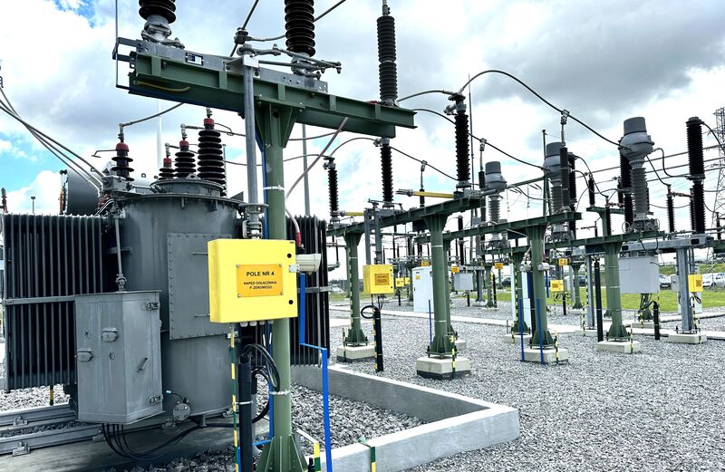 infrastruktura stacji elektroenergetycznej na tle zachmurzonego nieba
