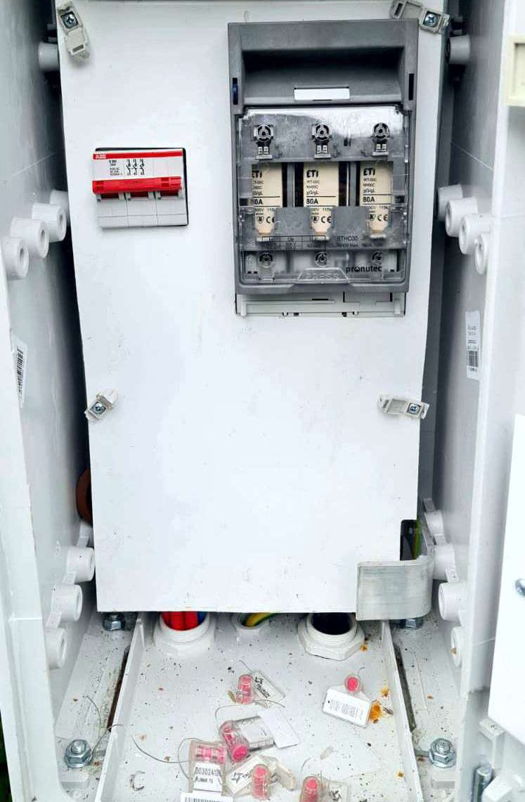 otwarta skrzynka sterownika i bezpieczników instalacji fotowoltaicznej