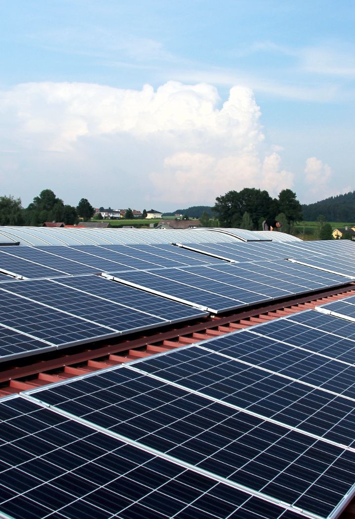 instalacja fotowoltaiczna znajdująca się na brązowym dachu na tle nieba