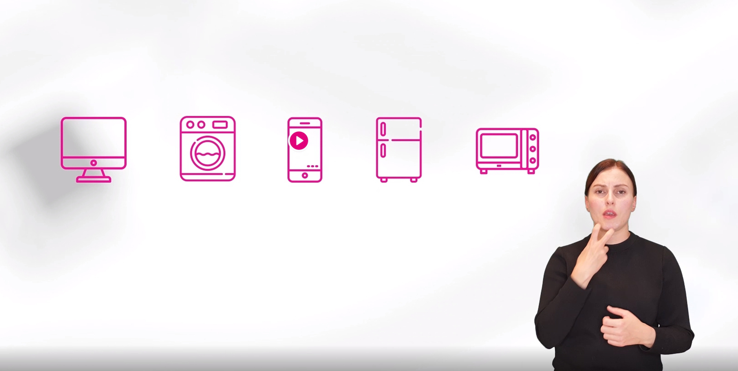Tło jasnopopielate, na środku, umieszczone obok siebie symbole w kolorze jaskraworóżowym telewizora, pralki, telefonu komórkowego, lodówki, kuchenki mikrofalowej. W prawym dolnym rogu postać kobiety, w średnim wieku, która tłumaczy tekst filmu na język migowy. 