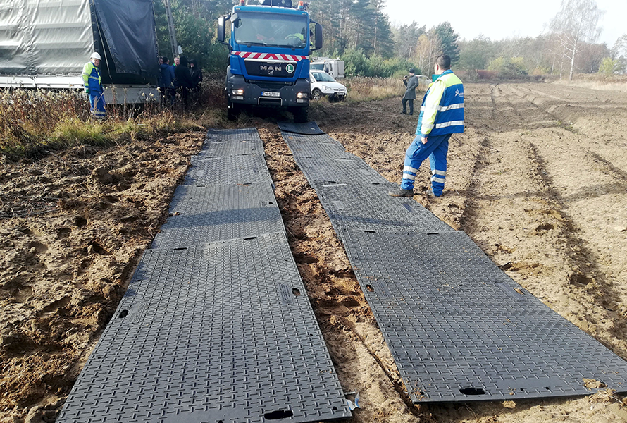 Kompozytowe drogi tymczasowe - stosuje się je na podmokłym czy trudno dostępnym terenie, gdzie przejazd ciężkiego sprzętu jest niemożliwy