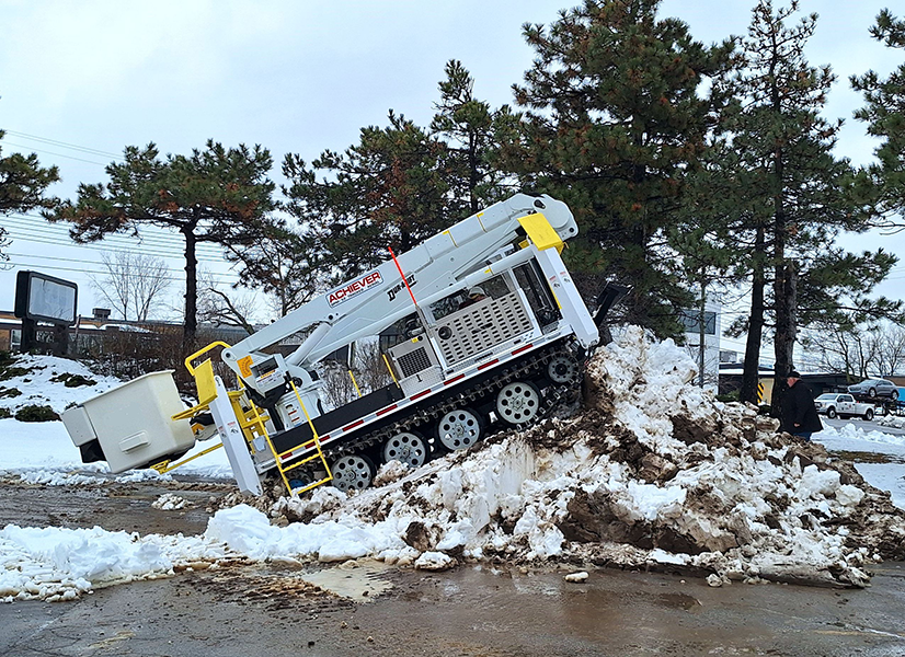 Podnośnik do prac w technologii PPN (prac pod napięciem) na podwoziu gąsienicowym