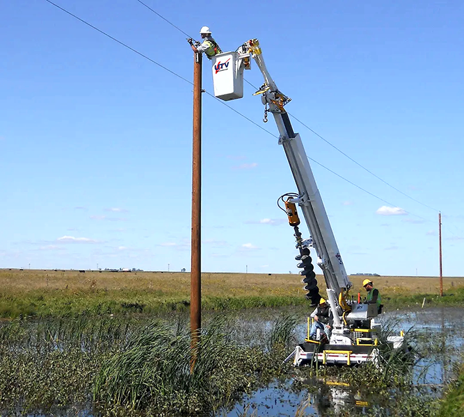 Nowy podnośnik PPN może poruszać się w każdym terenie, co pozwala na wykonywanie prac w najtrudniejszych warunkach