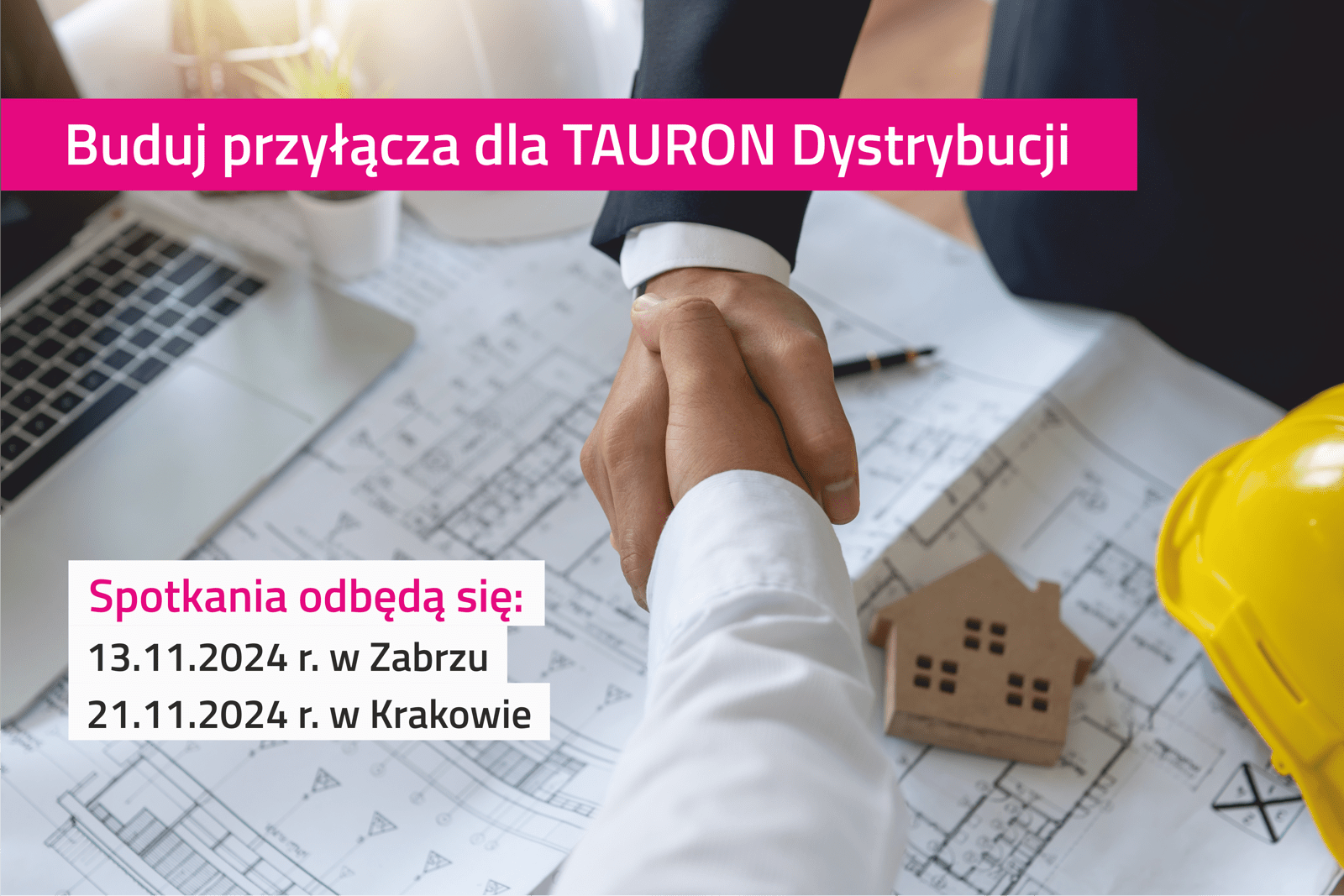 dwie męskie dłonie w uścisku nad rozłożonymi projektami budowlanymi