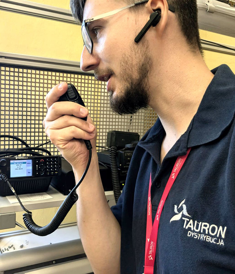 pracownik TAURON Dystrybucja prowadzi rozmowę za pomocą cyfrowego system łączności radiowej Tetra