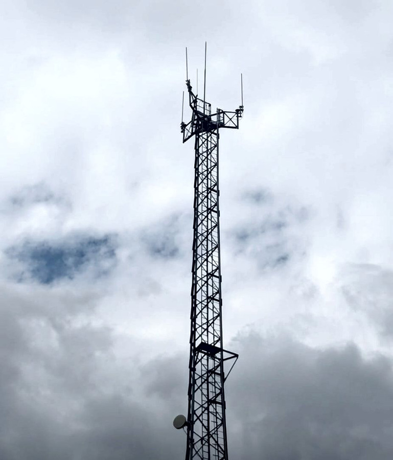 maszt cyfrowego systemu łączności radiowej Tetra na tle nieba