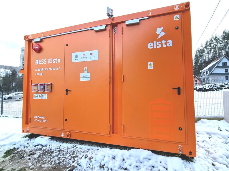 pomarańczowy budynek magazynu energii w gminie Ochotnica Dolna