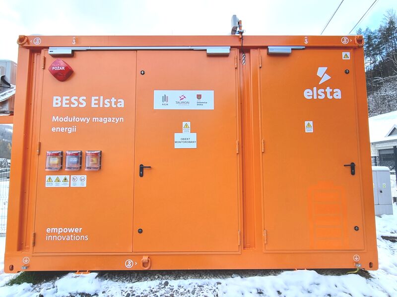 pomarańczowy budynek magazynu energii w gminie Ochotnica Dolna