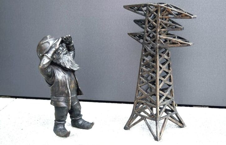 Krasnal Voltuś został odsłonięty w środę, 7 maja, przy budynku TAURON Dystrybucji na ulicy Powstańców Śląskich 132.