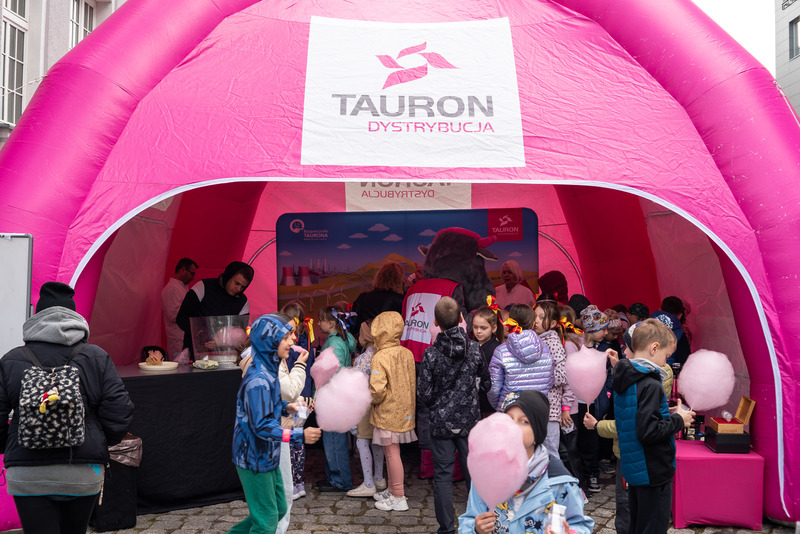 grupa przedszkolaków podczas imprezy towarzyszącej odsłonięciu figurki krasnala Voltusia