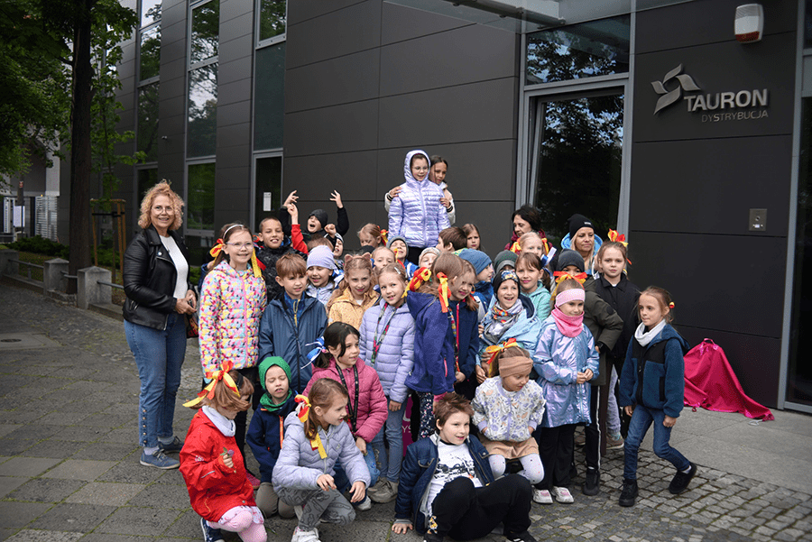 grupa przedszkolaków pozuje do zdjęcia przy figurce krasnala Voltusia