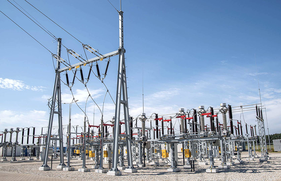 nowe, jasnoszare urządzenia stacji elektroenergetycznej na tle błękitnego nieba