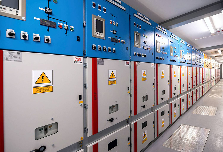 szafki z urządzeniami kontrolnymi znajdujące się we wnętrzu budynku stacji elektroenergetycznej