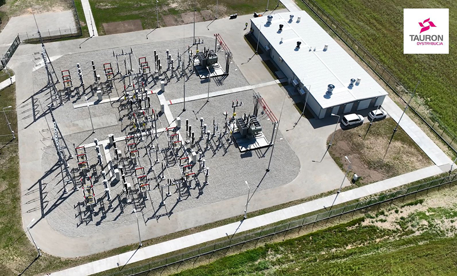 widok całego obszaru stacji elektroenergetycznej - urządzeń technicznych i budynku głównego z lotu ptaka