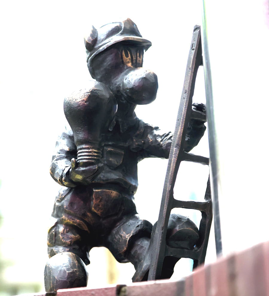 figurka Beboka Sztromka – nowej maskotki TAURON Dystrybucja przypominająca okrągłego małego stworka z dużą żarówką w ręku