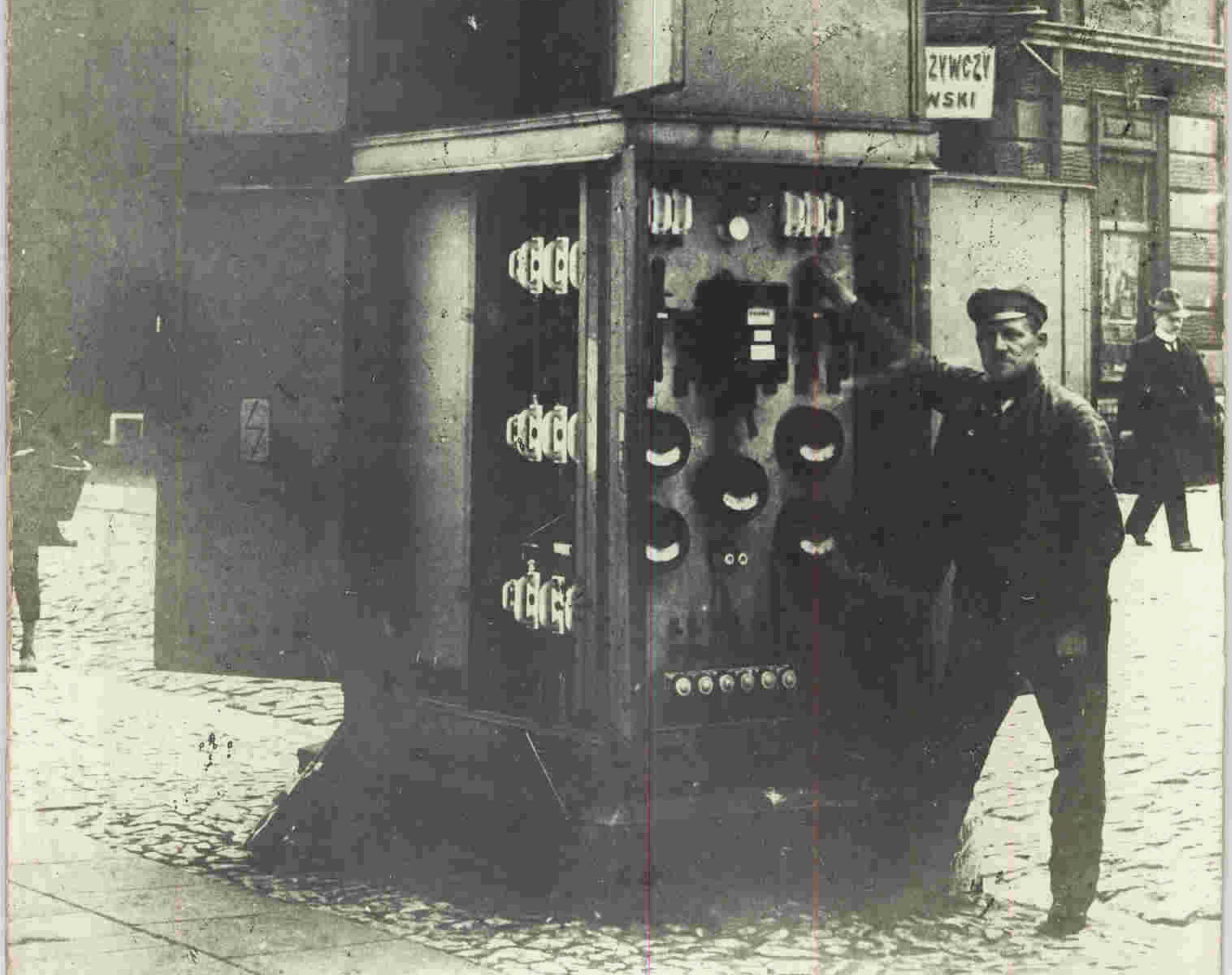 na czarnobiałym zdjęciu wykonanym w 1928 roku w Sosnowcu energetyk opiera rękę na kiosku transformatorowym