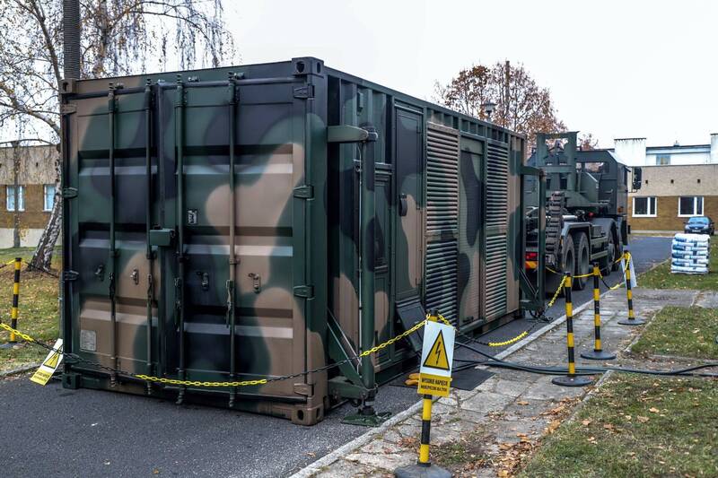 mobilny agregat prądotwórczy pomalowany w wojskowe kolory maskujące