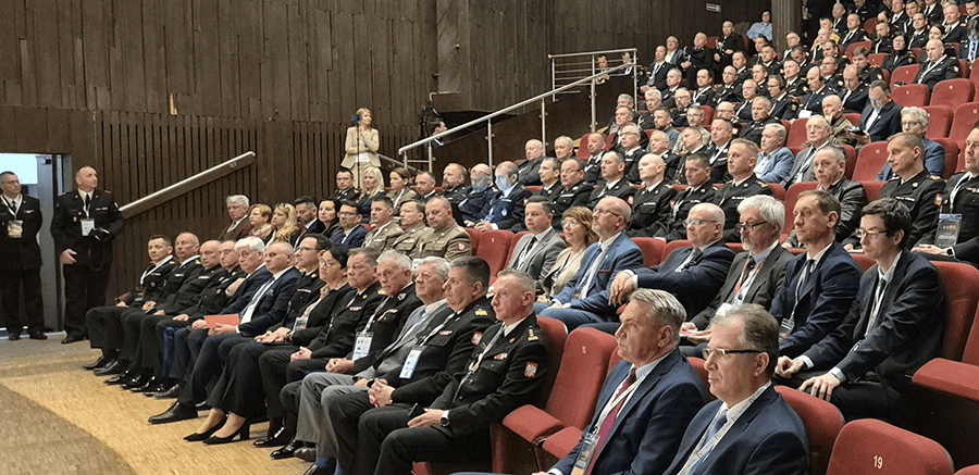 na widowni auli politechniki opolskiej siedzi około sto osób, w tym większość stanowią strażacy w strojach galowych