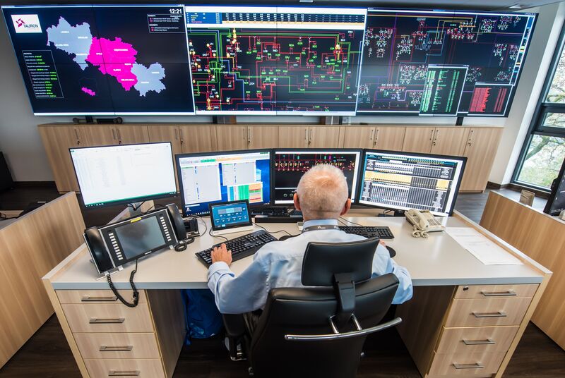 pracownik Tauron Dystrybucji obserwuję sytuację na sieci energetycznej na pulpicie w dyspozycji ruchu