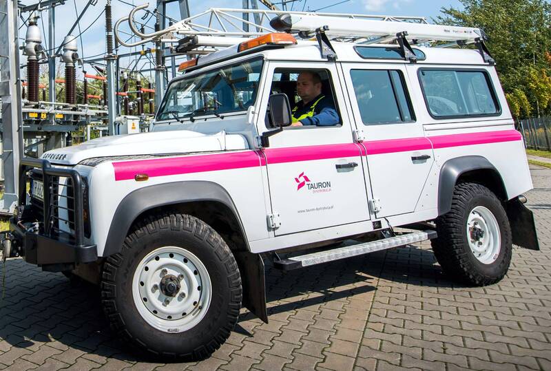 samochód terenowy pogotowia energetycznego stoi na tle stacji elektroenergetycznej