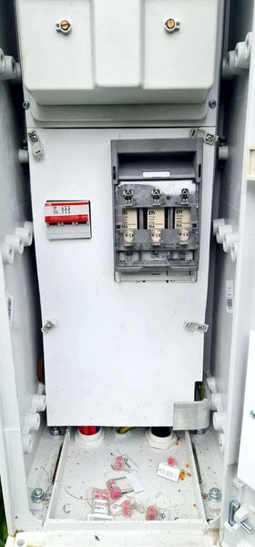 wnętrze szafki z układem pomiarowym i zabezpieczeniem przedlicznikowym paneli fotowoltaicznych