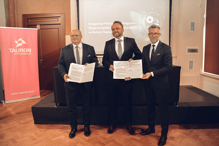 Prezes Leszek Kosiorek, Prezes Paweł Łapacz i Prezes Maciej Mróz, po podpisaniu Pilotażowego Programu Wsparcia Spółdzielni Energetycznych na Dolnym Śląsku