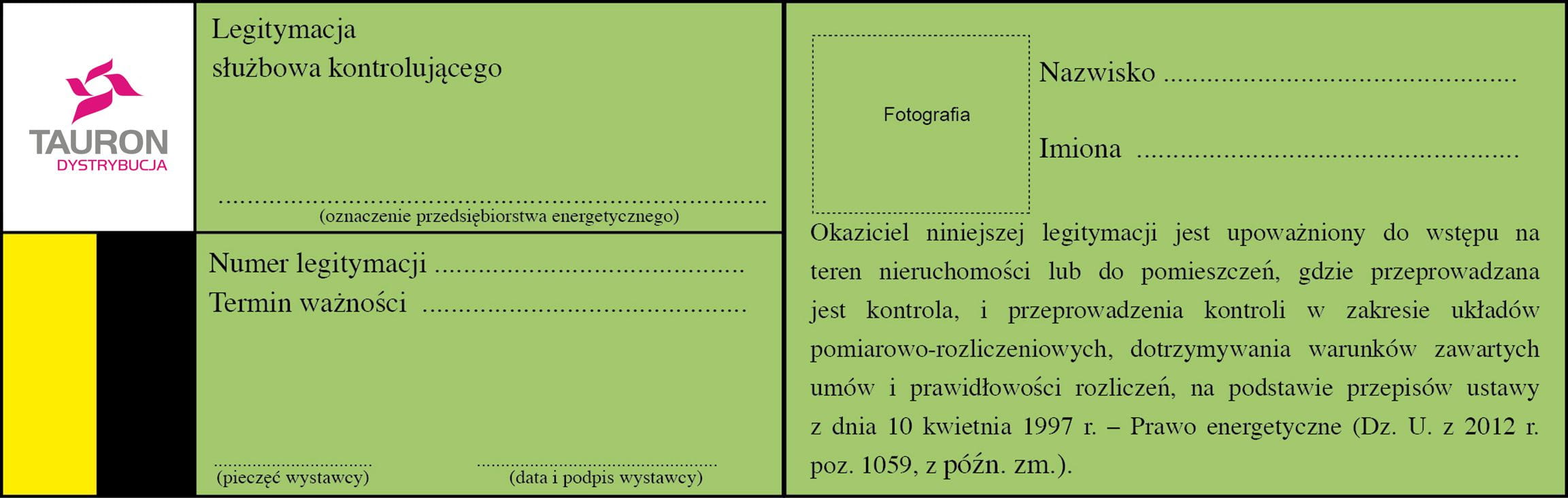 grafika przedstawia wzór legitymacji kontrolującego Tauron Dystrybucja, gdzie z lewej strony jest logo firmy i dwa pionowe paski, jeden żółty a drugi czarny, na pozostałej części legitymacji na zielonym tle jest zamieszczony opis uprawnień kontrolującego, zdjęcie i dane osobowe