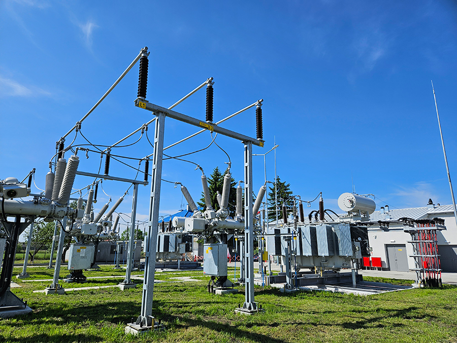 Główny Punkt Zasilania Pilzno widok na zewnętrzną instalację wraz z budynkiem