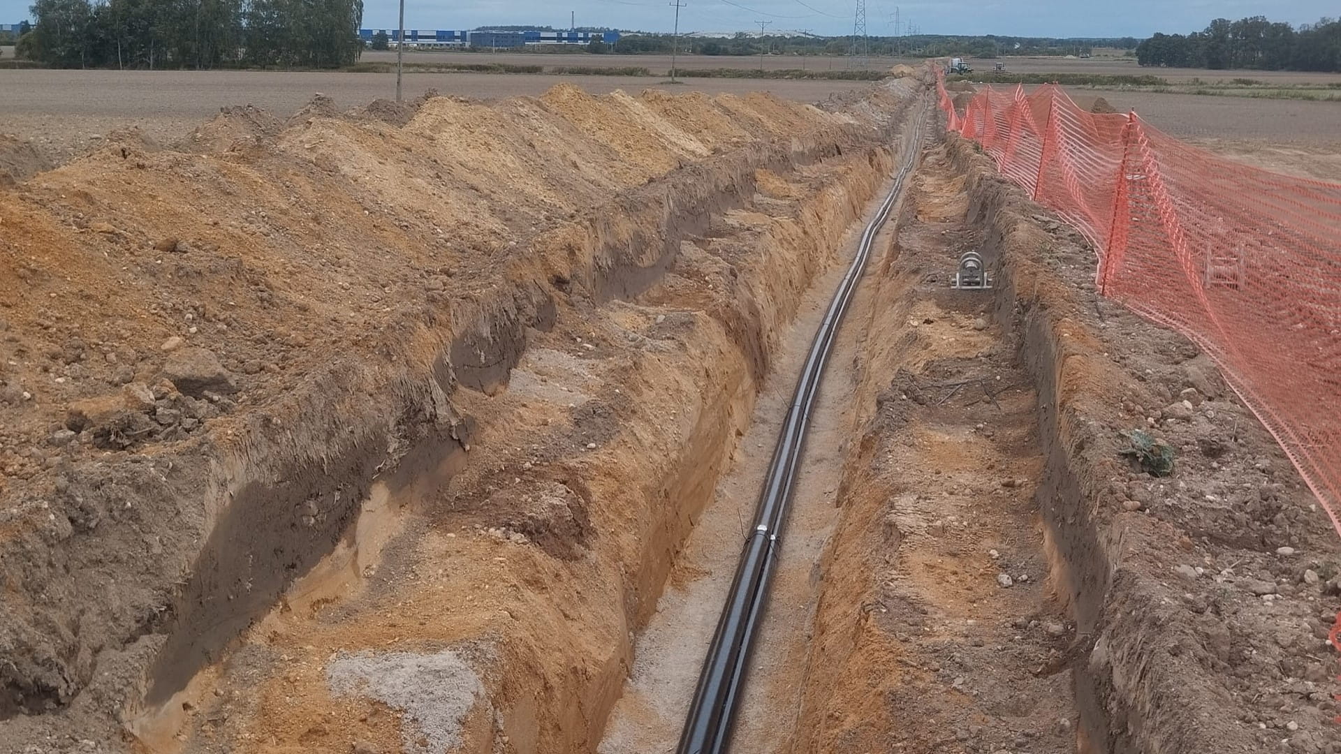 Choć długość trasowa linii kablowej to 13 km, łączna długość kabli użytych do budowy połączenia to ok. 40 km.