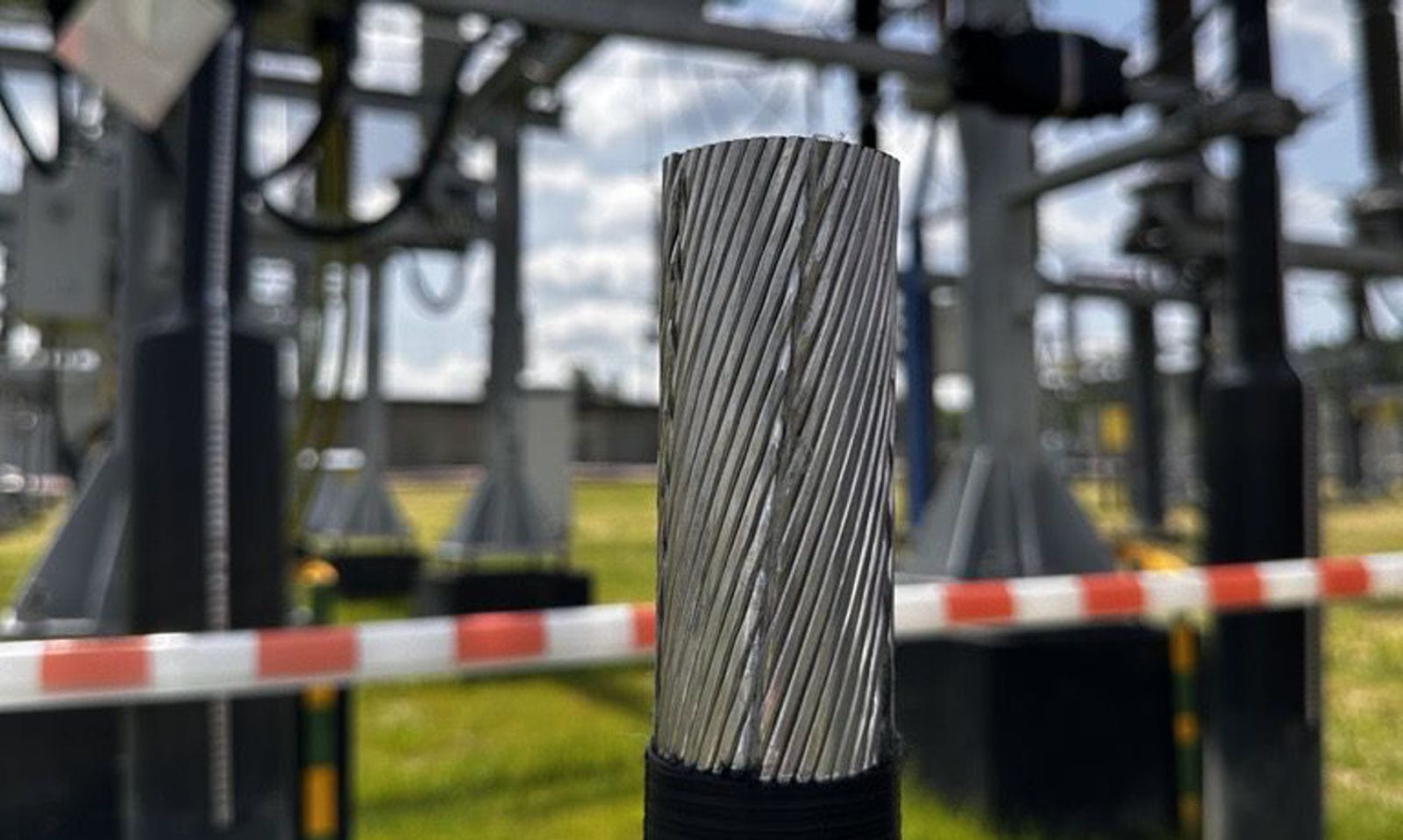 Do budowy linii zastosowano kabel o aluminiowej żyle roboczej o przekroju 1400 mm2 i żyle zwrotnej miedzianej  95mm2 . To jeden z największych stosowanych przekrojów tego typu kabli.