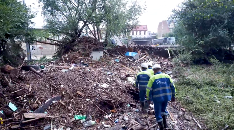 pracownicy TAURON Dystrybucja podczas usuwania skutków powodzi na infrastrukturze elektroenergetycznej