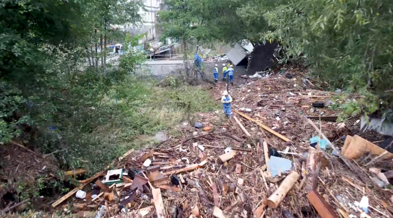 pracownicy TAURON Dystrybucja podczas usuwania skutków powodzi na infrastrukturze elektroenergetycznej