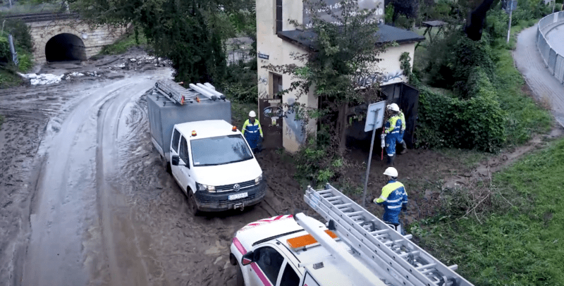 pracownicy TAURON Dystrybucja podczas usuwania skutków powodzi na infrastrukturze elektroenergetycznej