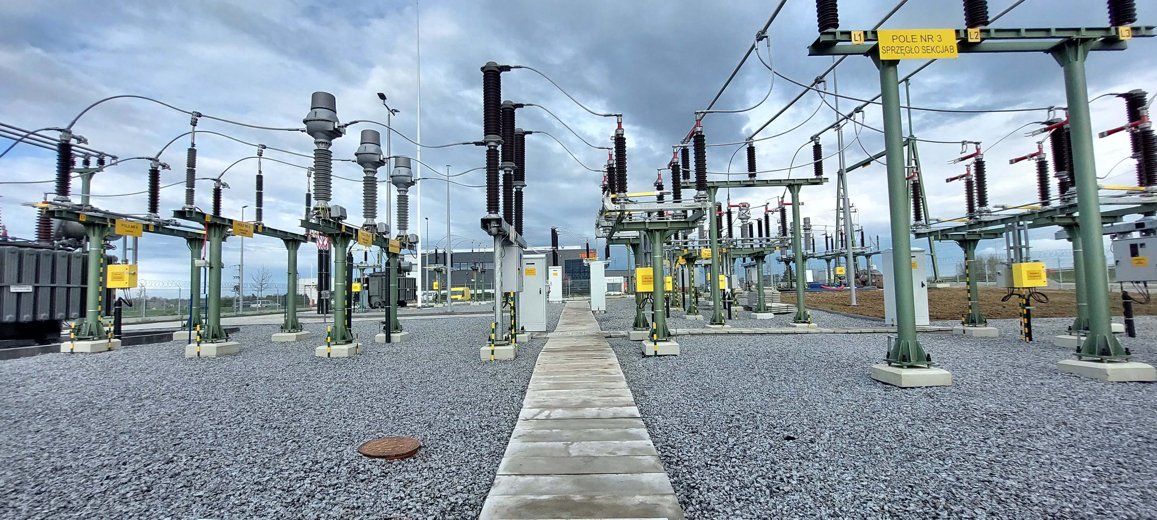 Panoramiczny widok na stację elektroenergetyczną wysokiego napięcia Targowisko w gminie Kłaj