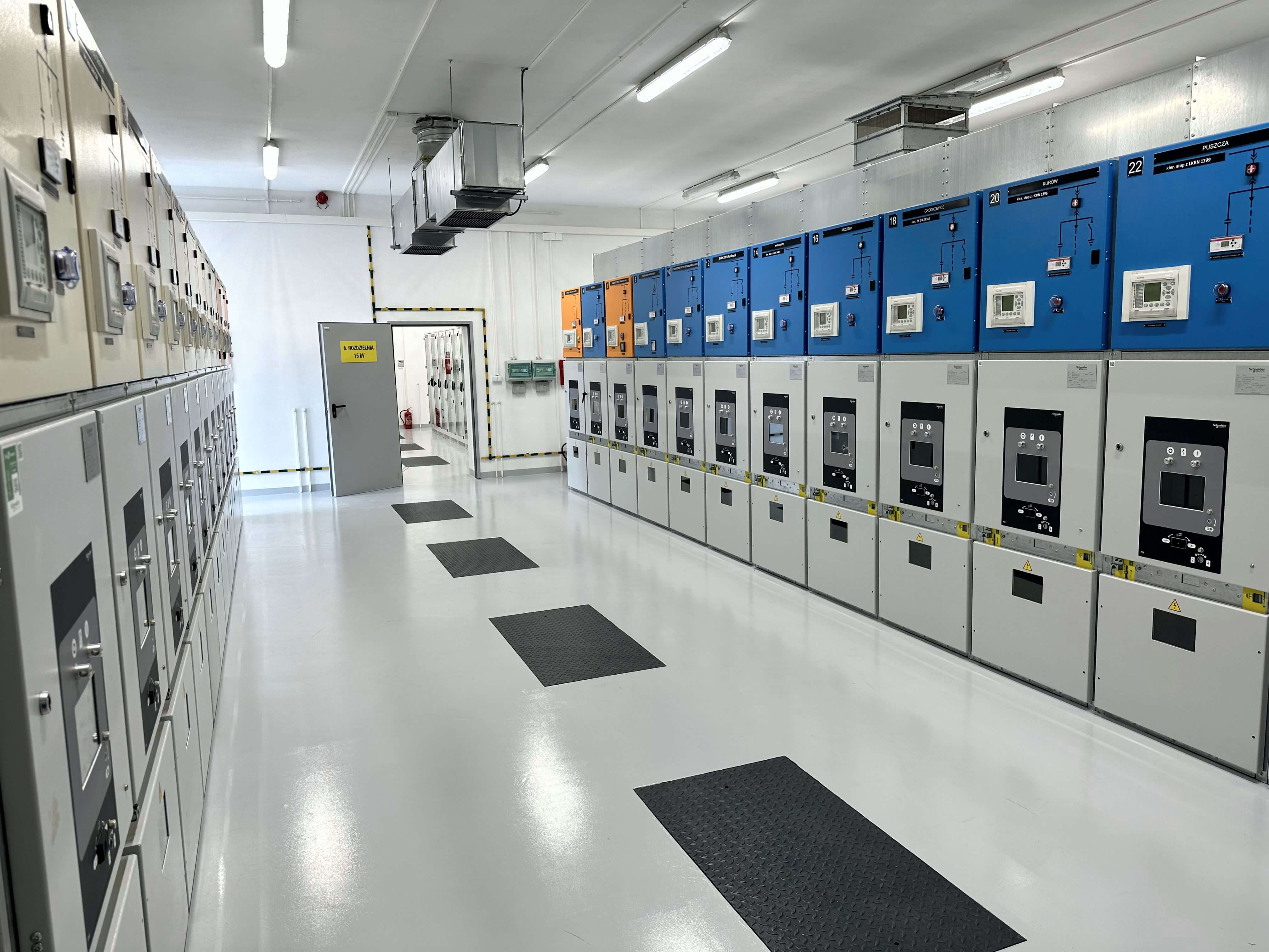Wnętrze głównego budynku stacji elektroenergetycznej wysokiego napięcia Targowisko w gminie Kłaj