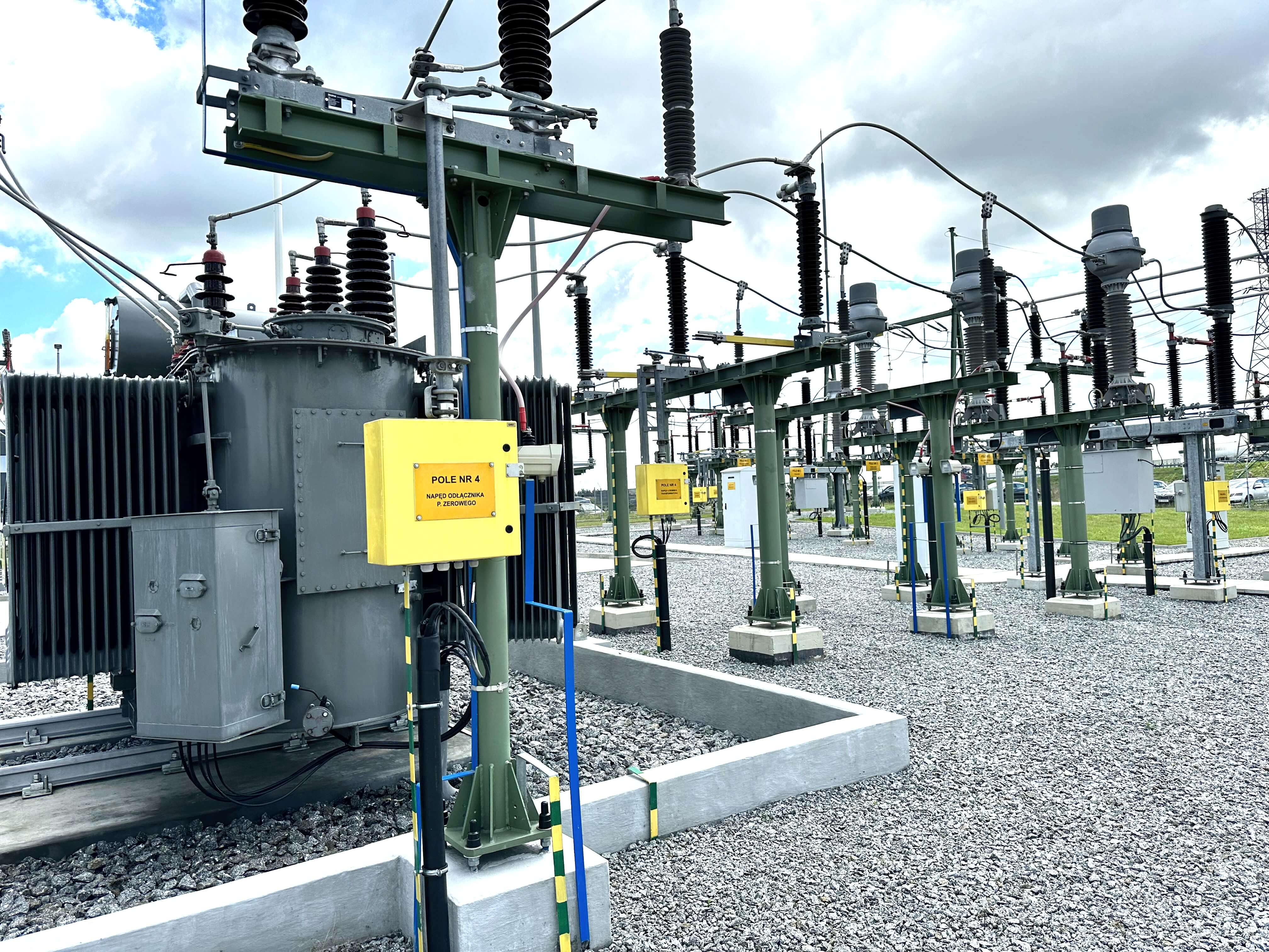 Widok na stację elektroenergetyczną wysokiego napięcia Targowisko w gminie Kłaj