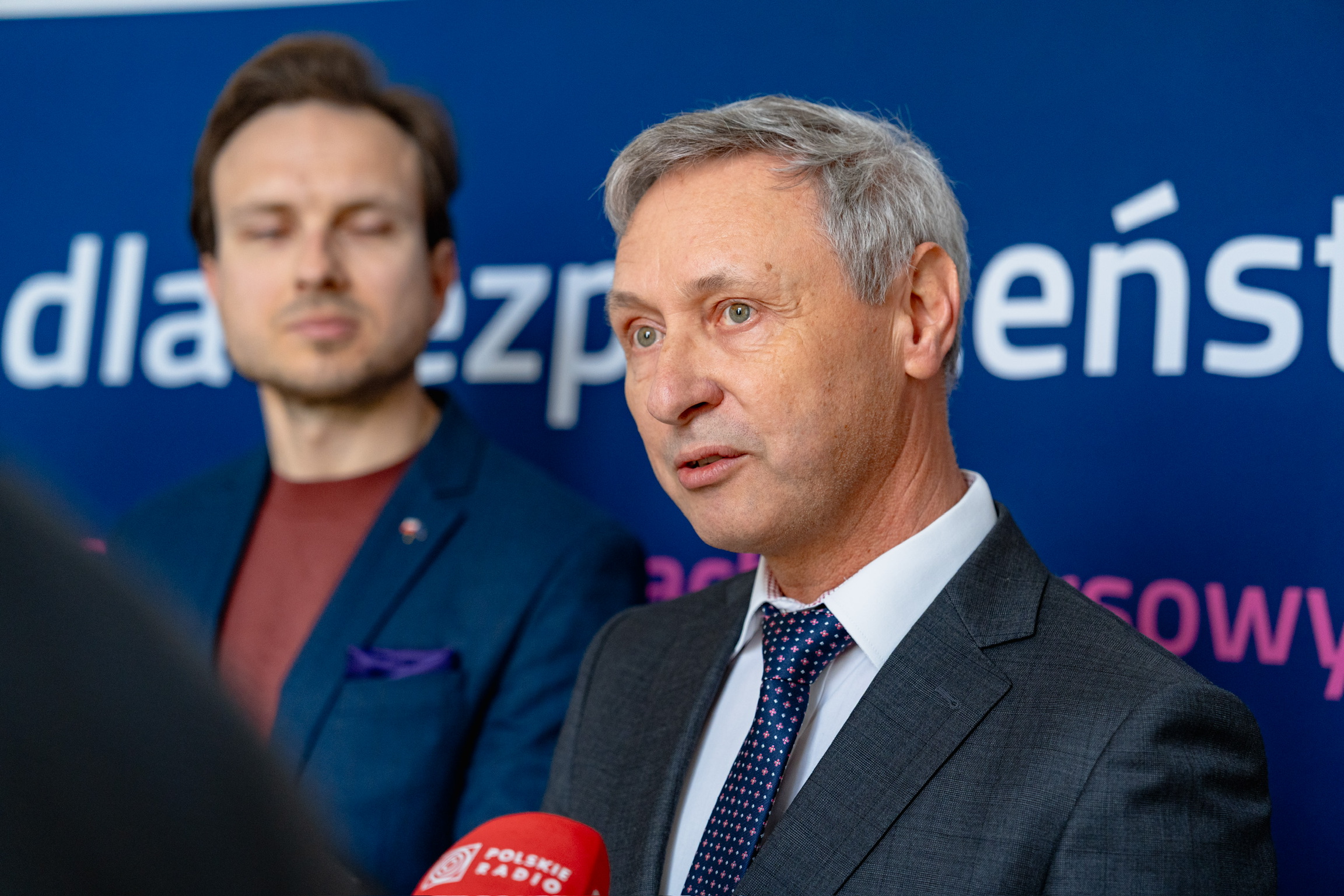 W ramach kampanii przygotowaliśmy dwa praktyczne poradniki. Poradniki pokazują jak bezpiecznie i odpowiedzialnie podłączyć i użytkować agregaty prądotwórcze – zwraca uwagę Jerzy Rzemyszkiewicz, Wiceprezes TAURON Dystrybucji ds. utrzymania sieci.