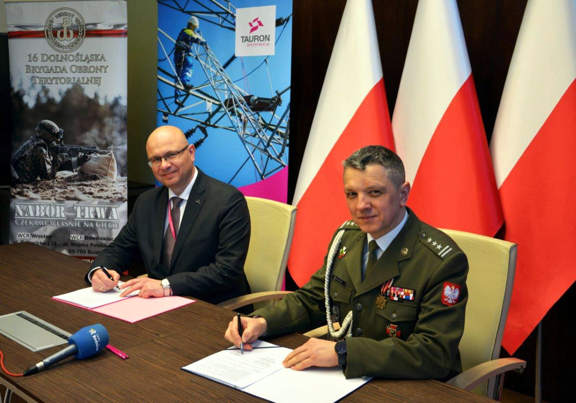 przedstawiciele Tauron Dystrybucji i Wojsk Obrony Terytorialnej podpisują porozumienie o współpracy
