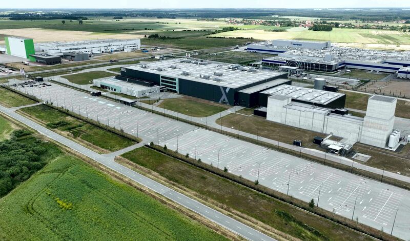 widok z lotu ptaka na budynki i magazyny firm znajdujące się na terenie Legnickiej Specjalnej Strefy Ekonomicznej