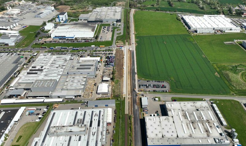 widok z lotu ptaka na budynki i magazyny firm znajdujące się na terenie Legnickiej Specjalnej Strefy Ekonomicznej