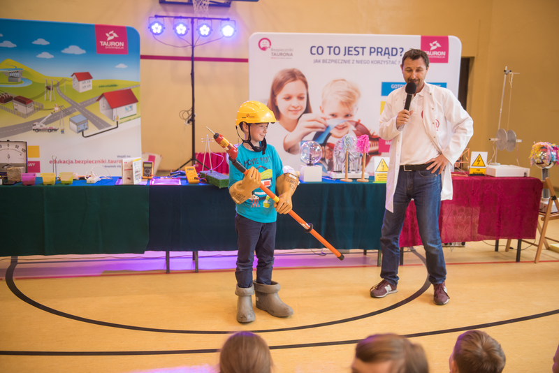 „Bezpieczniki TAURONA” to nie tylko materiały dydaktyczne wspierające pracę nauczycieli – to także pokazy i eventy w szkołach i działania lokalne, które angażują społeczności w edukację energetyczną.