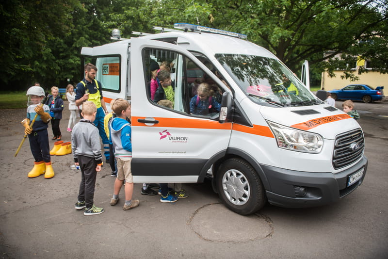 Program nie tylko uczy bezpieczeństwa, ale także zachęca młodych ludzi do odkrywania świata nowoczesnej energetyki i rozwoju przyszłych kompetencji technicznych.