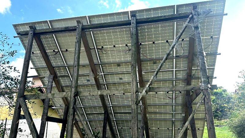 drewniana konstrukcja platformy podtrzymującej panele fotowoltaiczne