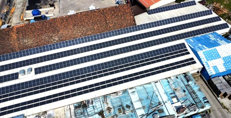 panele fotowoltaiczne zamontowane na dachu hali fabrycznej