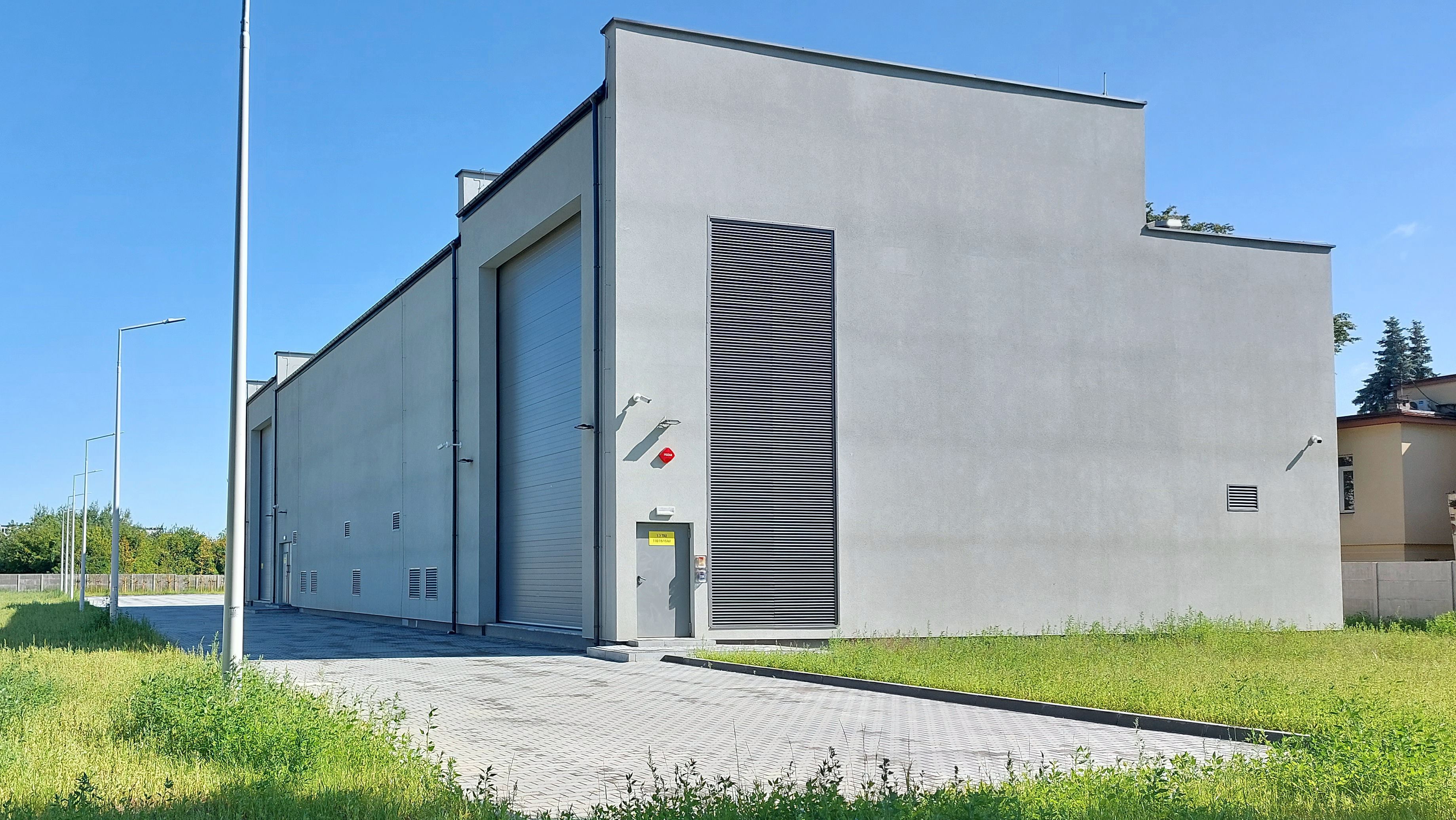 szary trzykondygnacyjny budynek stacji elektroenergetycznej Prądnik w Krakowie