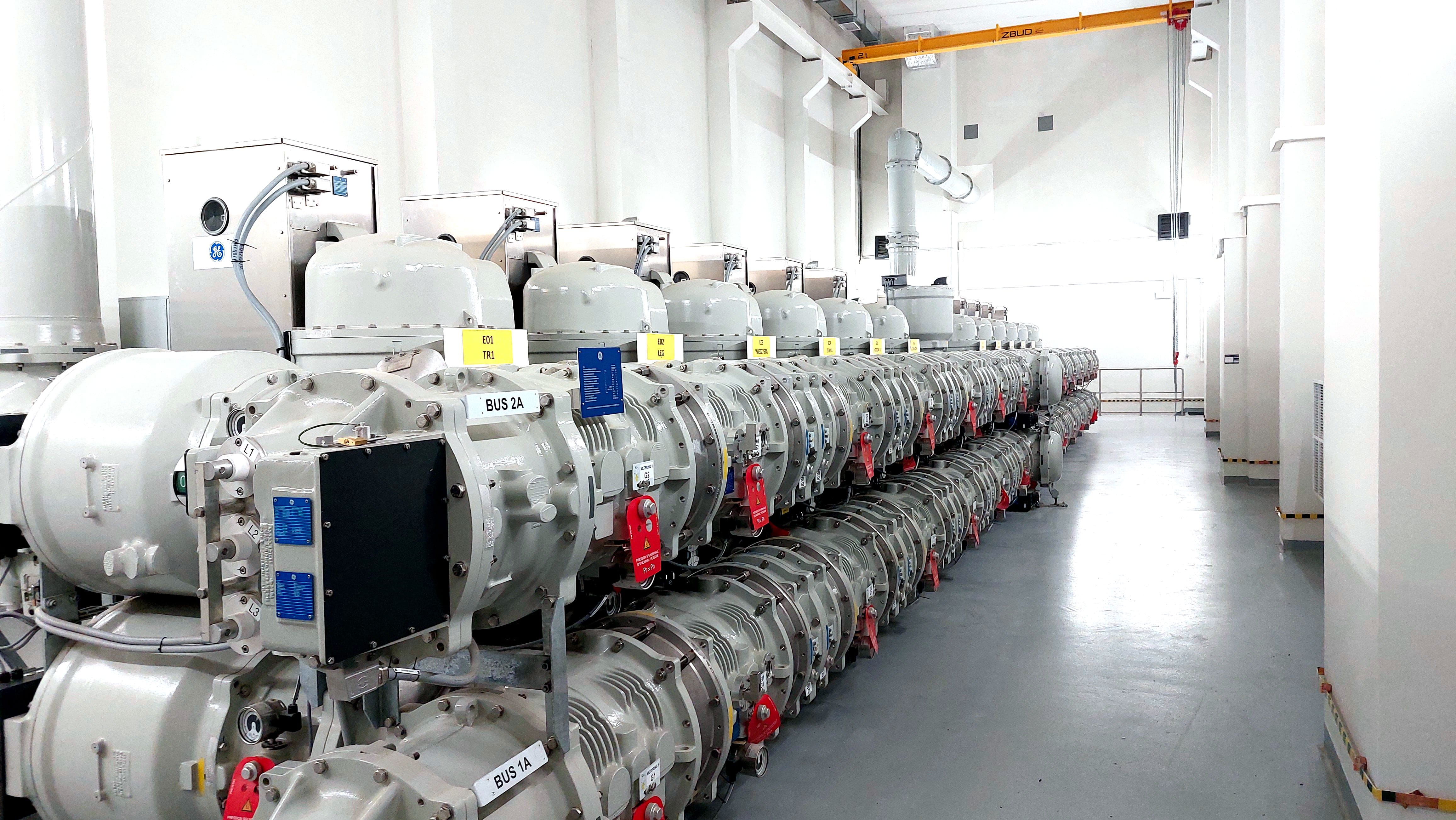 wnętrze rozdzielni 110 kilowolt znajdującej się w stacji elektroenergetycznej Prądnik w Krakowie