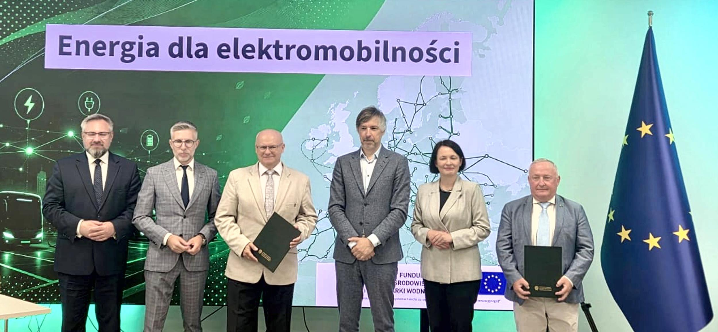 TAURON Dystrybucja przygotuje 53 nowe punkty zasilania dla stacji ładowania dużej mocy. Dzięki inwestycjom realizowanym w pięciu województwach, sieć będzie gotowa na dalszy rozwój elektromobilności dla transportu ciężkiego.