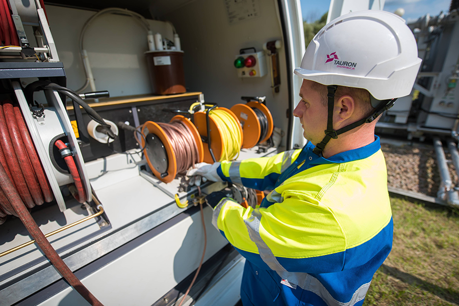 Dzięki wprowadzeniu możliwości elektronicznego podpisania i przesyłania umów możemy zmniejszyć ilość wykorzystywanego papieru, jednocześnie ułatwiając i przyspieszając przyłączenie do sieci energetycznej naszym klientom.