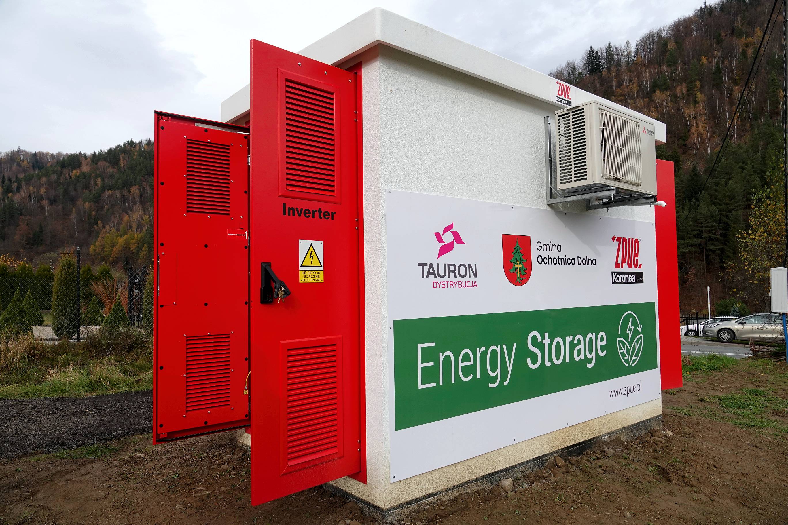 Budynek magazynu energii w gminie Ochotnica Dolna na tle łagodnie opadającego wzgórza