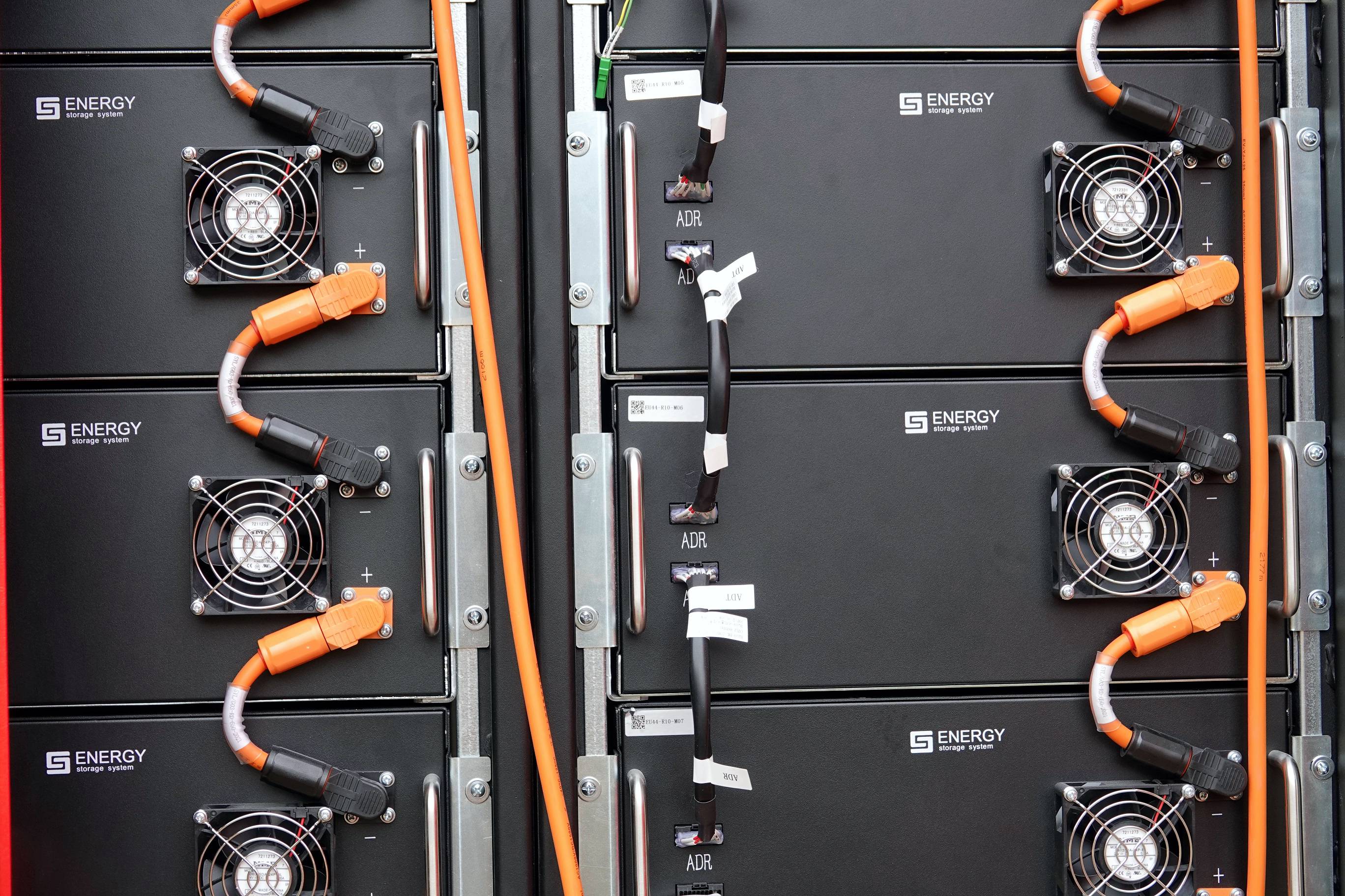 Zbliżenie baterii we wnętrzu magazynu energii